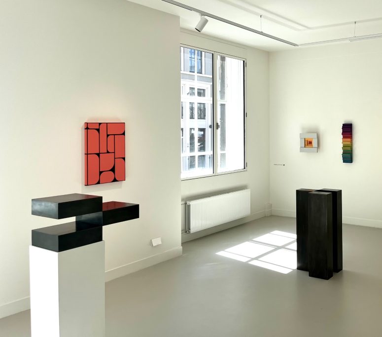 Installation von Stephan Siebers bei der Ausstellung "Form Colour Space" im Museum EICAS in Deventer, Niederlande 2026