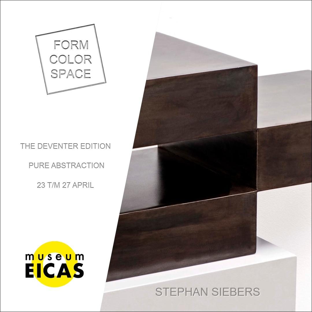 Kunstinstallation mit zwei rechteckigen Rahmen und einer skulpturalen, würfelförmigen Struktur.