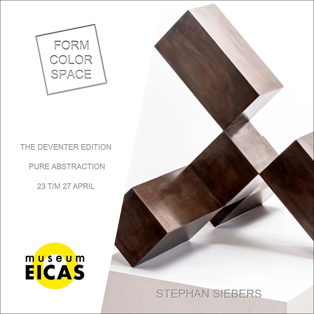 Kunstinstallation mit zwei rechteckigen Rahmen und einer skulpturalen, würfelförmigen Struktur.